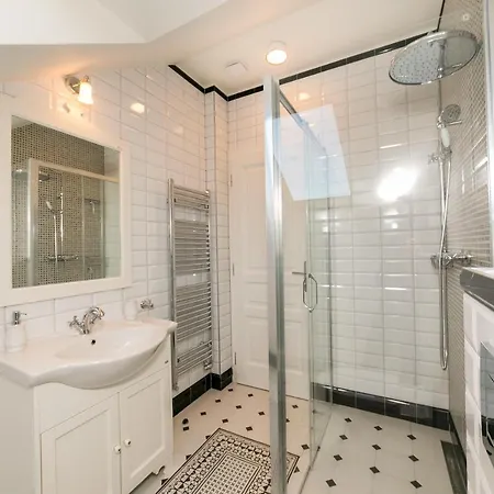 New 4 - Self Check In, Free Parking *